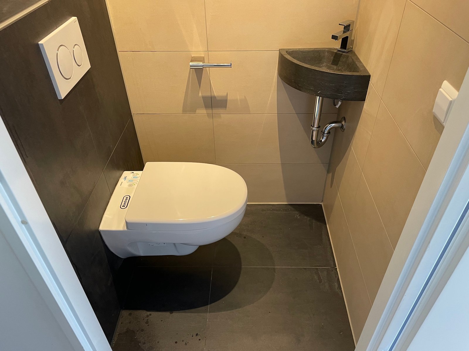 Toilet renovatie met tegels