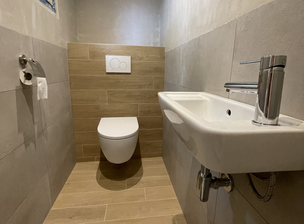 Toilet renovatie met wasbak